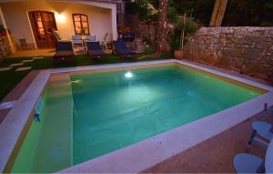 Bazén v ubytování House With Heated Pool nebo v jeho okolí