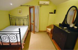 Postel nebo postele na pokoji v ubytování House With Heated Pool