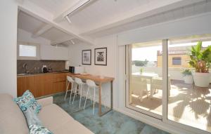 eine Küche und ein Wohnzimmer mit einer Couch und einem Tisch in der Unterkunft Cozy Apartment In Marina Di Ragusa With Wifi in Marina di Ragusa