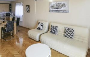 a living room with a white couch and a table at Amazing Home In Polaca in Pertenjača