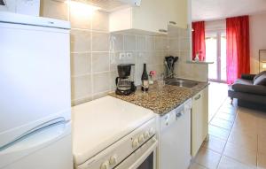 CompsにあるNice Home In Grospierres With Swimming Poolのシンクとカウンタートップのあるキッチン