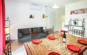 CompsにあるNice Home In Grospierres With Swimming Poolのテーブルとソファのあるリビングルーム +17枚の写真