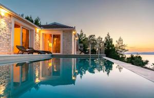 een zwembad voor een huis bij Lovely Home In Prigradica in Prigradica