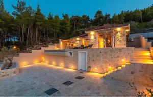 een villa met oprit en een huis met verlichting bij Lovely Home In Prigradica in Prigradica