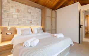 een slaapkamer met een groot bed met handdoeken erop bij Lovely Home In Prigradica in Prigradica