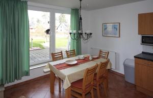 Un comedor con mesa y sillas y una ventana. en Amazing Home In Röbel With House A Panoramic View, en Marienfelde