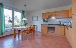 cocina con mesa, sillas, mesa y mesa en Amazing Home In Röbel With House A Panoramic View, en Marienfelde