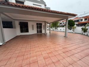 einen leeren Innenhof eines Gebäudes mit einer Terrasse in der Unterkunft Luxury 5Room 14pax Taman Desa Cermerlang in Ulu Tiram