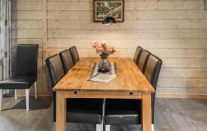 Jonstorpにある1 Bedroom Gorgeous Home In Våxtorpの木製テーブル(黒い椅子付)