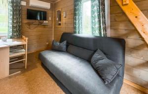 Jonstorpにある1 Bedroom Gorgeous Home In Våxtorpの小さな家のリビングルーム(ソファ付)