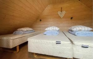 Jonstorpにある1 Bedroom Gorgeous Home In Våxtorpの木造キャビン内のベッド2台が備わる部屋 +9枚の写真