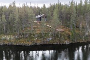 Una vista aérea de una casa en una isla en el agua. en Villa Sol Del Luosto, en Luosto