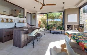 a kitchen with a bar and chairs in a room at Amazing Home In Rincón De La Victoria in Rincón de la Victoria