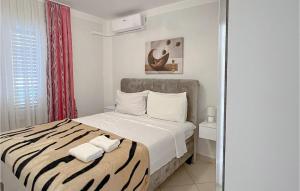 ein Schlafzimmer mit einem Bett mit zwei Handtüchern darauf in der Unterkunft 2 Bedroom Stunning Apartment In Podstrana in Podstrana