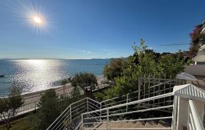 eine Treppe, die zu einem Strand mit Sonne hinunterführt in der Unterkunft 2 Bedroom Stunning Apartment In Podstrana in Podstrana
