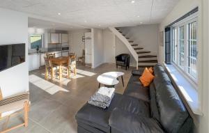 Posezení v ubytování Beautiful Home In Tarm With Wifi