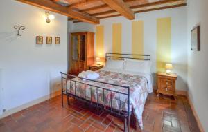 ein Schlafzimmer mit einem Bett in einem Zimmer mit gestreiften Wänden in der Unterkunft Stunning Apartment In Bibbiena With Swimming Pool in Serravalle