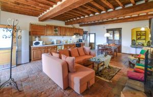 ein Wohnzimmer mit Couch und Küche in der Unterkunft Stunning Apartment In Bibbiena With Swimming Pool in Serravalle