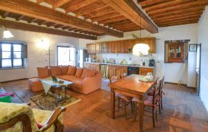 ein Wohnzimmer mit Sofa und Tisch in der Unterkunft Stunning Apartment In Bibbiena With Swimming Pool in Serravalle
