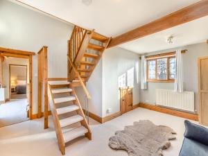 Great BudworthにあるEaton Barn - Uk45499の木製の階段のある部屋