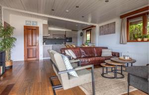 Χώρος καθιστικού στο 4 Bedroom Cozy Home In Erm