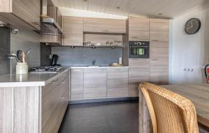 Η κουζίνα ή μικρή κουζίνα στο 4 Bedroom Cozy Home In Erm