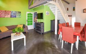 ein Wohnzimmer mit Tisch und ein Esszimmer in der Unterkunft Maison Avec Piscine Privative in Rochegude