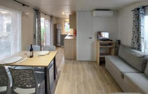 mały salonik ze stołem i kanapą w obiekcie Stunning Stacaravan In Saint-Julien-En Born w mieście Saint-Julien-en-Born