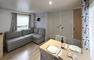 salon ze stołem i kanapą w obiekcie Stunning Stacaravan In Saint-Julien-En Born w mieście Saint-Julien-en-Born