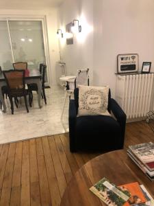 een woonkamer met een bank en een eettafel bij La Suite 81 in Yzeure +10 foto's