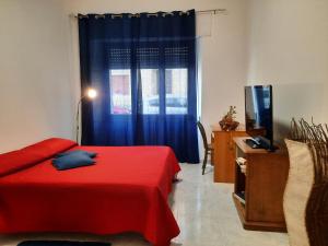 奥尔比亚Passa Parola的带红色床和窗户的卧室 更多34张照片