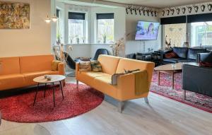 Posezení v ubytování Pet Friendly Home In Farsø With House A Panoramic View