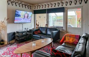 Posezení v ubytování Pet Friendly Home In Farsø With House A Panoramic View