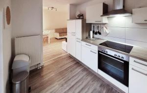 een keuken met witte kasten en een kookplaat oven bij K96 Og in Marienfelde