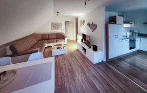 een woonkamer met een bank en een keuken bij K96 Og in Marienfelde
