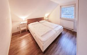 een slaapkamer met een groot wit bed en een raam bij K96 Og in Marienfelde +3 foto's