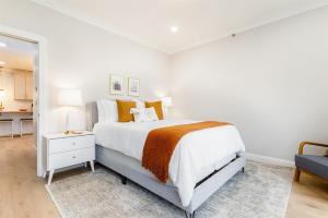 une chambre blanche avec un lit et une chaise bleue dans l'établissement The Darby Condo - Cozy 1Br Condo - Close to ND campus, à South Bend