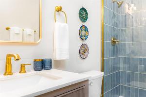 une salle de bain avec lavabo et douche dans l'établissement The Darby Condo - Cozy 1Br Condo - Close to ND campus, à South Bend 20 autres photos