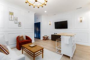 un salon avec un canapé et une télévision dans l'établissement The Darby Condo - Cozy 1Br Condo - Close to ND campus, à South Bend