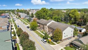 une vue aérienne sur une petite ville avec des bâtiments dans l'établissement The Darby Condo - Cozy 1Br Condo - Close to ND campus, à South Bend