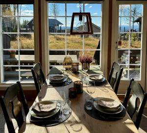 una mesa de comedor con sillas y un mantelito en Magical Winter Days At Sjusjøen, en Mesnali 26 fotos más