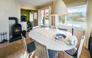 O zonă de relaxare la Amazing Home In Strömstad With Wifi