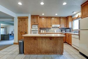 ベンドにあるThe Bend Houseの木製のキャビネットと大きな島付きのキッチン
