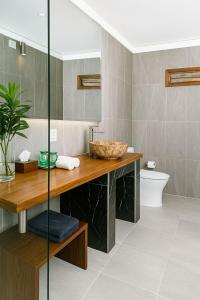 Koupelna v ubytování Royal C Resort + 20 fotografií