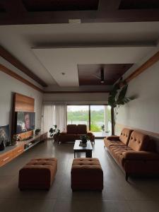 un ampio soggiorno con divani e TV di Emville a Kāladi