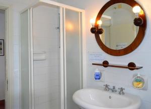 Koupelna v ubytování Eurialo Green Suites + 31 fotografií