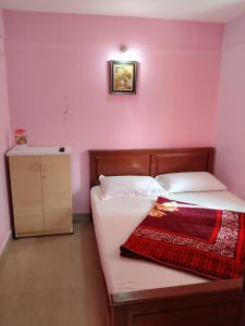 科代卡纳尔G k Holiday的一间卧室配有一张床和一个小橱柜