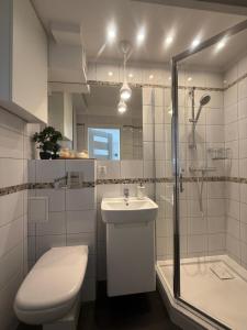 Koupelna v ubytování Nice Stay Apartment by Rentoom + 32 fotografií