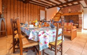ein Esszimmer mit einem Tisch mit Essen darauf in der Unterkunft Confortable Maison Normande in Saint-Léger-sur-Bonneville
