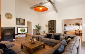 Una sala de estar con un sofá y una chimenea. en Amazing Home In Genestelle, en Genestelle